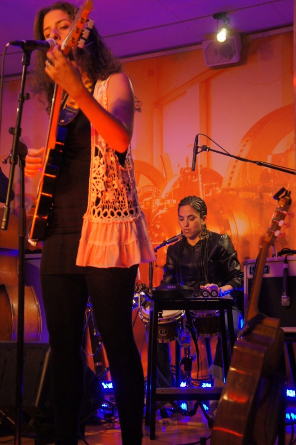 Natalie Beabella spelar varma melodier med influenser från både Latinamerika och Skandinavien