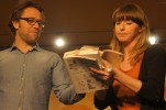 Filip Alexanderson och Sanna Sundqvist läser ur Erics texter