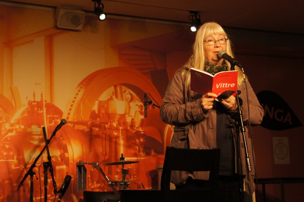 Flera stycken tog sig till den öppna scenen, här läser Pia K